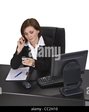 Beschäftigt junge Geschäftsfrau, die während der Überprüfung ihr mobile Tagebuch am Telefon sprechen. Stockfoto