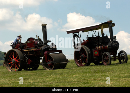 Ein Fowler 10 Tonnen DNA Typ Roller gebaut 1929 & ein Tasker B2 Cabrio Traktor gebaut 1923 bei Wiston Steam Rally abgebildet. Stockfoto