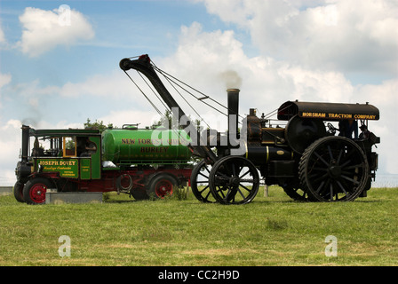 Ein Fowler 8nhp B5 Straße Lokomotive Kran Motor R/n SG4713, 1901 errichtet und ein Foden Steam Wagon, erbaut 1929 R/n UU1283. Stockfoto