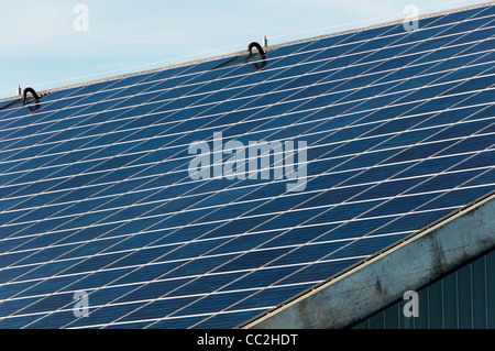 Eine erneuerbare Energieversorgung in Form von Photovoltaik-Modulen auf dem Dach einer neuen Entwicklung in Frankreich. Stockfoto