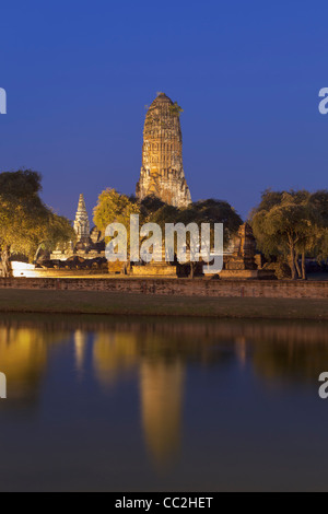 Der Prang des Wat Phra Ram Tempel nachts Ayuttaya Historical Park, Thailand Stockfoto