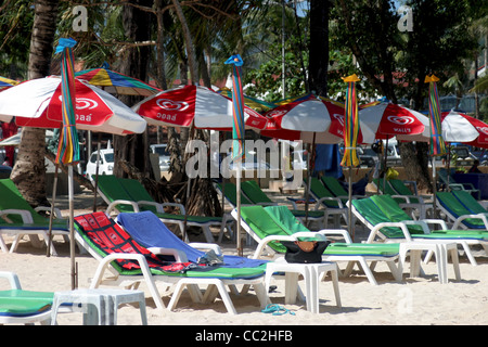 Leere Liegestühle warten auf Touristen am Sandstrand von Patong in Insel Phuket, Thailand. Stockfoto