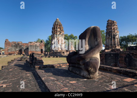 Die antiken Ruinen von Wat Phra Si Rattana Mahathat mit einem alten Buddha-Statue im Vordergrund, Lopburi, Thailand Stockfoto