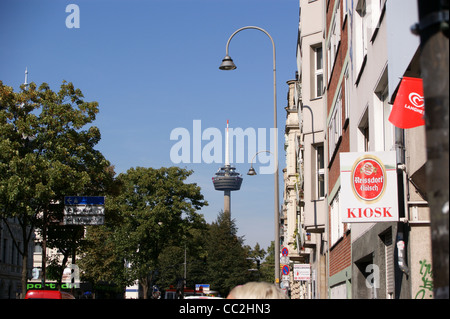 Eine Straßenszene mit "Colonius" TV tower, Fernsehturm, Köln, Nordrhein-Westfalen, Deutschland Stockfoto