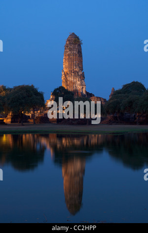 Der Prang des Wat Phra Ram Tempel nachts Ayuttaya Historical Park, Thailand Stockfoto