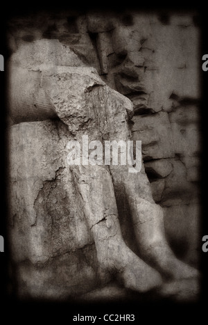 Eine kreative Schwarzweißfoto einer zerstörten Statue von einer unbekannten Person. Karnak-Tempel, Ägypten. Stockfoto