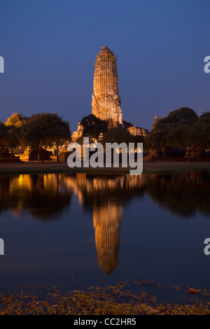 Der Prang des Wat Phra Ram Tempel nachts Ayuttaya Historical Park, Thailand Stockfoto