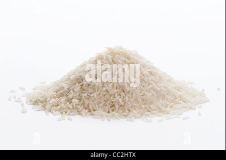 ungekocht Basmati-Reis in einen kleinen Stapel auf weißem Hintergrund Stockfoto