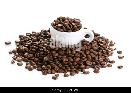 Kaffee Espressotasse gefüllt mit und unter den gerösteten Kaffeebohnen isoliert auf weißem Hintergrund Stockfoto