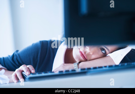 Geschäftsfrau sucht, Jersey City, New Jersey, USA müde vor computer Stockfoto