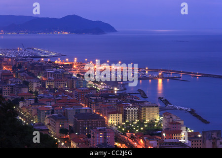 nächtliche Szene in Chiavari, wunderschöne Stadt in Ligurien, Italien Stockfoto