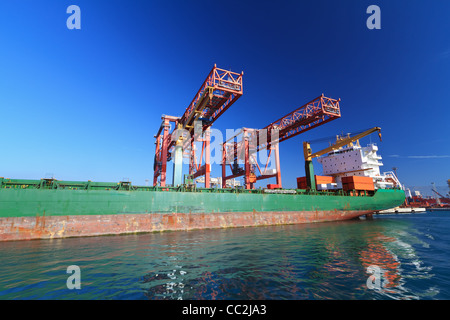 Krane und Containerschiff im Hafen von Genua, Italien Stockfoto