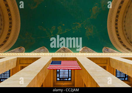 USA, New York City, Grand Central Station-Interieur mit US-Flagge Stockfoto