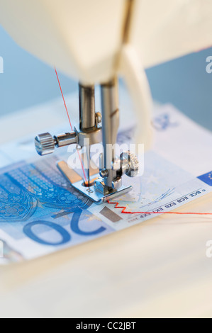 Nähmaschine nähen 20-Euro-Schein, Studio gedreht Stockfoto