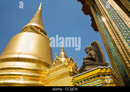 Der Phra Si Rattana Chedi im Wat Phra Kaeo (Tempel des Smaragd-Buddha). Bangkok, Thailand Stockfoto