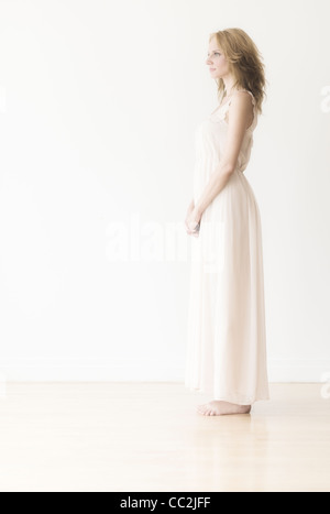 Frau vor weißem Hintergrund Studio gedreht Stockfoto