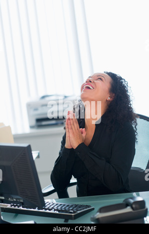 USA, New Jersey, Jersey City, Business-Frau mit Computer und lachen Stockfoto