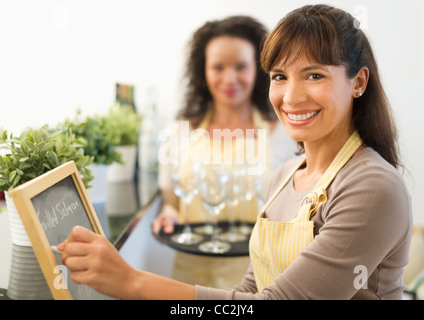 USA, New Jersey, Jersey City, zwei weibliche Unternehmer im restaurant Stockfoto