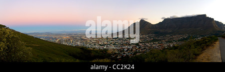 Der Blick auf Kapstadt vom Signal Hill aka Lion Rump, einem Wahrzeichen abgeflachten Hügel befindet sich in Kapstadt. Stockfoto