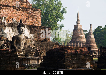 Buddha-Statue in Ruinen aus dem 13. Jahrhundert Wat Mahathat.  Sukhothai, Sukhothai, Thailand Stockfoto