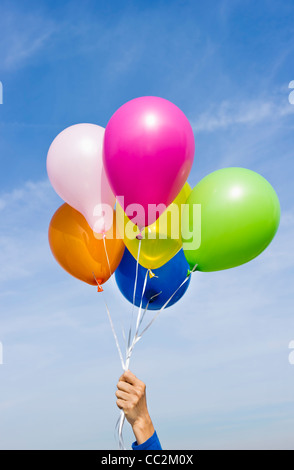 USA, New Jersey, Jersey City, Frau Hand mit Luftballons Stockfoto