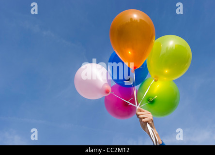 USA, New Jersey, Jersey City, Frau Hand mit Luftballons Stockfoto