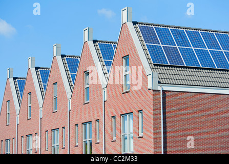 Moderne niederländische Häuser mit Solarzellen auf dem Dach Stockfoto
