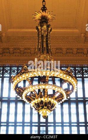 USA, New York State, New York City, Kronleuchter in Grand Central Station Stockfoto