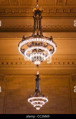 USA, New York State, New York City, Kronleuchter in Grand Central Station Stockfoto