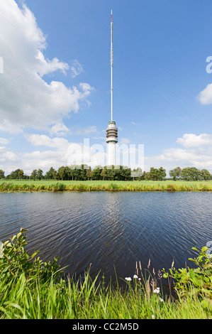 Fernsehturm in holländische Landschaft Stockfoto