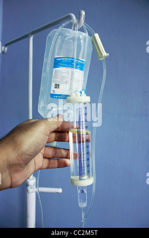 Flasche Glukose Reise statt in einem Ständer im Krankenhaus Stockfoto