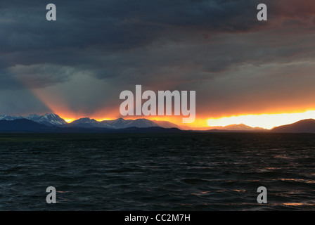 Sonnenuntergang über Lake Crowley in Owens Valley mit orange Sonnenstrahlen Stockfoto