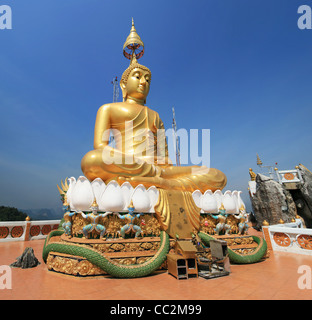 Wat Tham Seua oder Tiger Cave Temple Mountain Top goldene Buddha-Statue, Krabi, Thailand Stockfoto