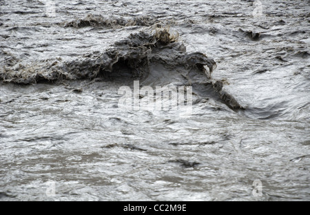 Schnell, wohlhabenden und schlammigen Bergfluss Nepal in der Nähe von Jomsom Dorf Stockfoto