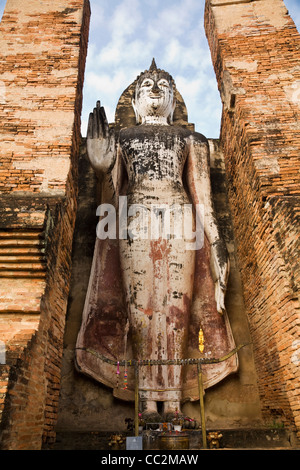 Riese stehende Buddha-Statue im 13. Jahrhundert Wat Mahathat. Stockfoto