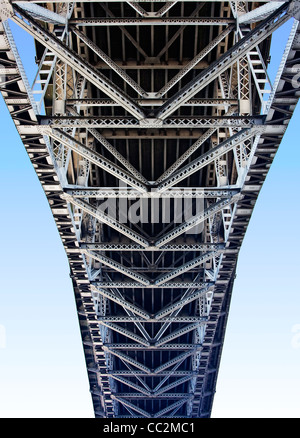 aus Metall und Beton-Brücke von unten Stockfoto