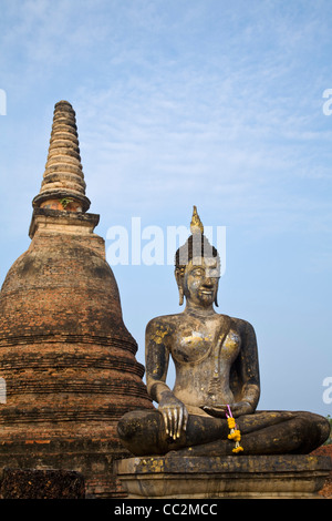 Buddha-Statue in Ruinen aus dem 13. Jahrhundert Wat Mahathat.  Sukhothai Historical Park, Sukhothai, Sukhothai, Thailand Stockfoto