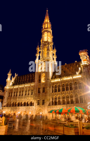 er Brüssel Rathaus steht 96 m (315 ft) hoch und wird begrenzt durch einen 3 Meter (12 ft) st. befindet sich im Grand Place. Stockfoto