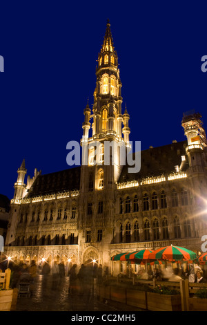 er Brüssel Rathaus steht 96 m (315 ft) hoch und wird begrenzt durch einen 3 Meter (12 ft) st. befindet sich im Grand Place. Stockfoto