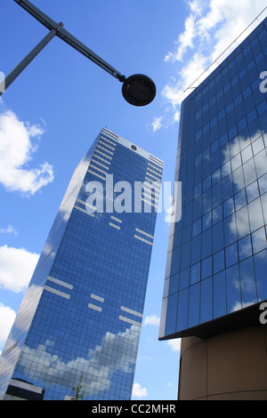 Eine gespiegelte-Gebäude in Brüssel spiegelt einen schönen Tag. Stockfoto