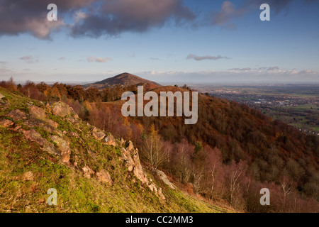 Die Ansicht Nord über den Malvern Hills Verbindungsgrat zum Leuchtfeuer Worcestershire Stockfoto