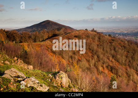 Die Ansicht Nord über den Malvern Hills Verbindungsgrat zum Leuchtfeuer Worcestershire Stockfoto