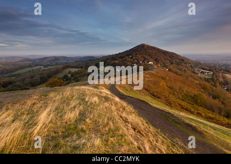 Die Ansicht Nord über den Malvern Hills Verbindungsgrat zum Leuchtfeuer Worcestershire Stockfoto