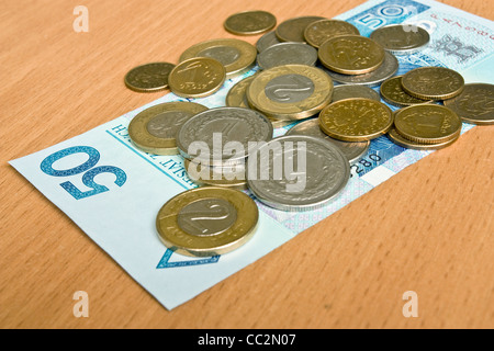 Polnisch-Geld - Zloty, Banknoten und Münzen auf dem Tisch Stockfoto