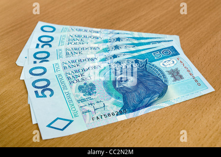 Geld - Zloty, Geldscheine auf den Tisch zu polieren Stockfoto