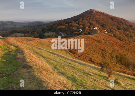 Die Ansicht Nord über den Malvern Hills Verbindungsgrat zum Leuchtfeuer Worcestershire Stockfoto