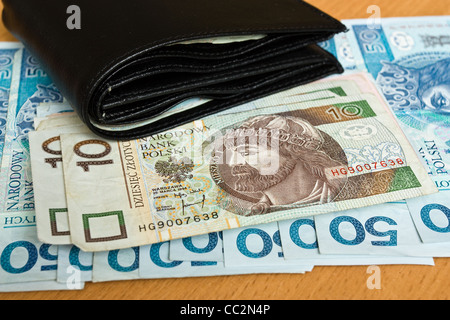 Polnisch-Geld - Zloty, Banknoten und Brieftasche auf dem Tisch Stockfoto