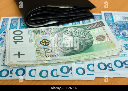 Polnisch-Geld - Zloty, Banknoten und Brieftasche auf dem Tisch Stockfoto