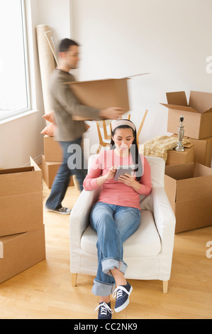 USA, New Jersey, Jersey City, Mann und Frau Auspacken Dinge im neuen Haus Stockfoto