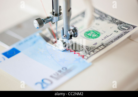 Hälften der Banknoten wird mit der Nähmaschine genäht Stockfoto